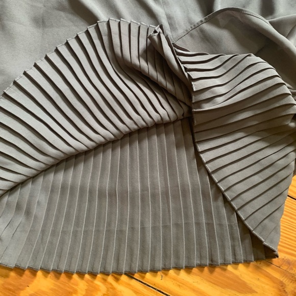 New With Tag! Banana Republic Sleeveless Light Tan Blouse Poppy Pleated Hem XS - Picture 5 of 10